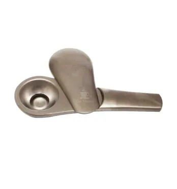 pipe de metal com fechador meio aberto