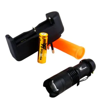Mini Lanterna Tática Led Q5 de lado tabacaria da mata