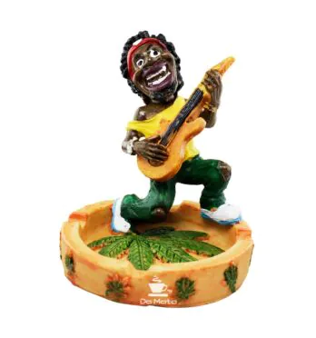 Cinzeiro de Resina Reggae Tocando Violão de frente