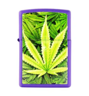 Isqueiro Zippo Cannabis Purple Matte 49790 de frente