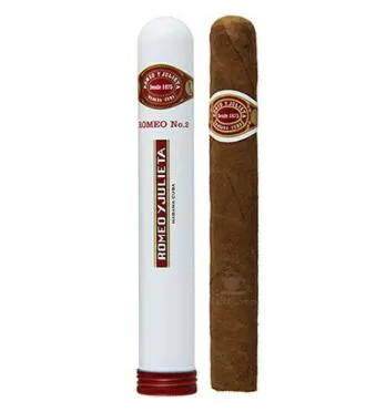 Caixa de charutos Romeo y Julieta, ao lado de um charuto.